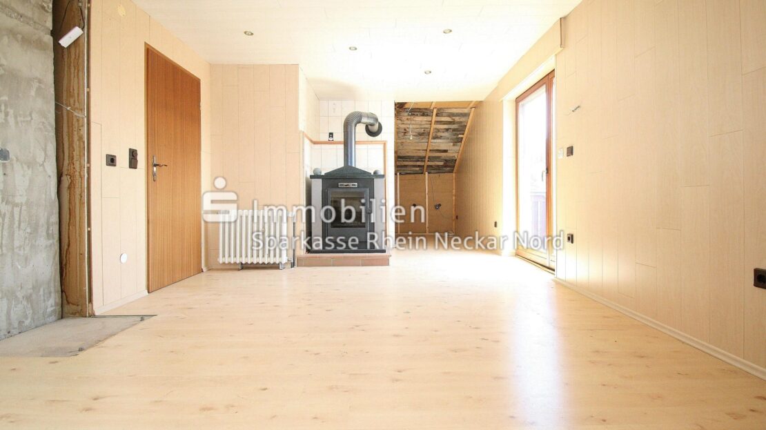 Studio mit Kamin und Balkon