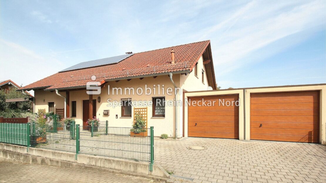 Haus von vorne + Garagen
