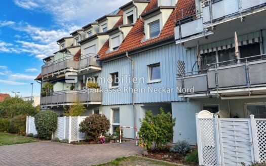 Helle Aussichten – Dachgeschosswohnung mit Balkon und zwei Stellplätzen